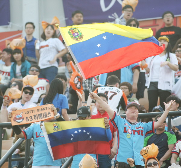 히메네스를 기다리는 팬들의 모습